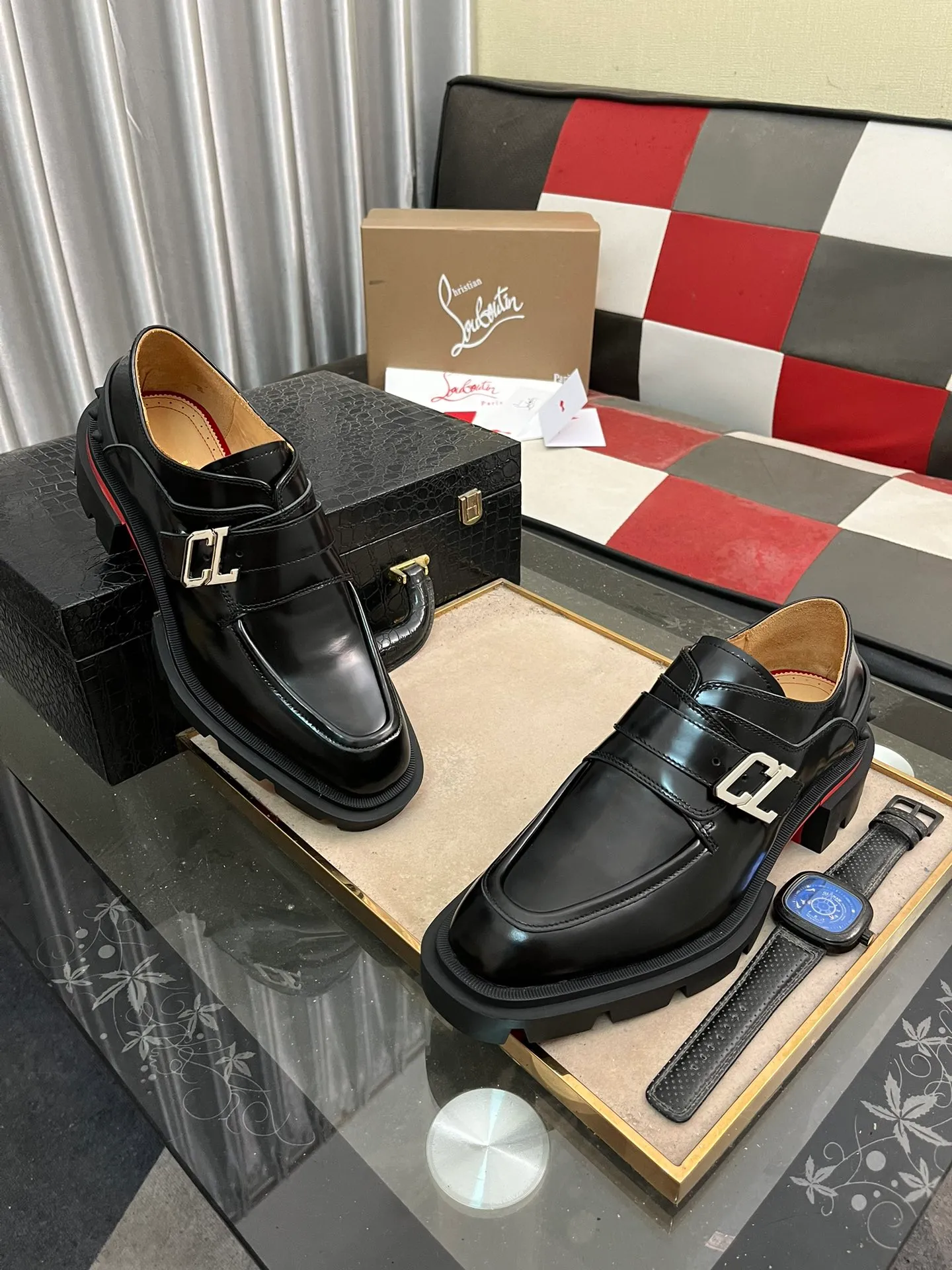 Men's shoes 💰820⌚️⌚️CL New formal leather shoes Christia* Loubouti* red-soled shoes GREGGO men's Oxford shoes Made of imported cowhide/glossy patent leather/stitched contrasting high silk suede. Three-section toe design. Iconic red outsole, the ultimate personalized shoe. Original color cowhide lining. Original Italian leather outsole; fine workmanship brings you a luxurious experience. With its neat silhouette and straightforwardness, GREGGO men's Oxford shoes are Oxford shoes born for city roaming. The elegant lines and classic silhouette exude eternal charm. The black patent leather material is exquisite and eye-catching, adding a sense of luxury to the overall look. The slender toe design is full of elegance, and matched with closed shoelaces of the same color, the sophistication is invisible. The slim sole design provides the shoes with a light foot feel, elegant steps, and a refined and elegant look. Shows outstanding texture.  Standard leather shoe size: 38-44